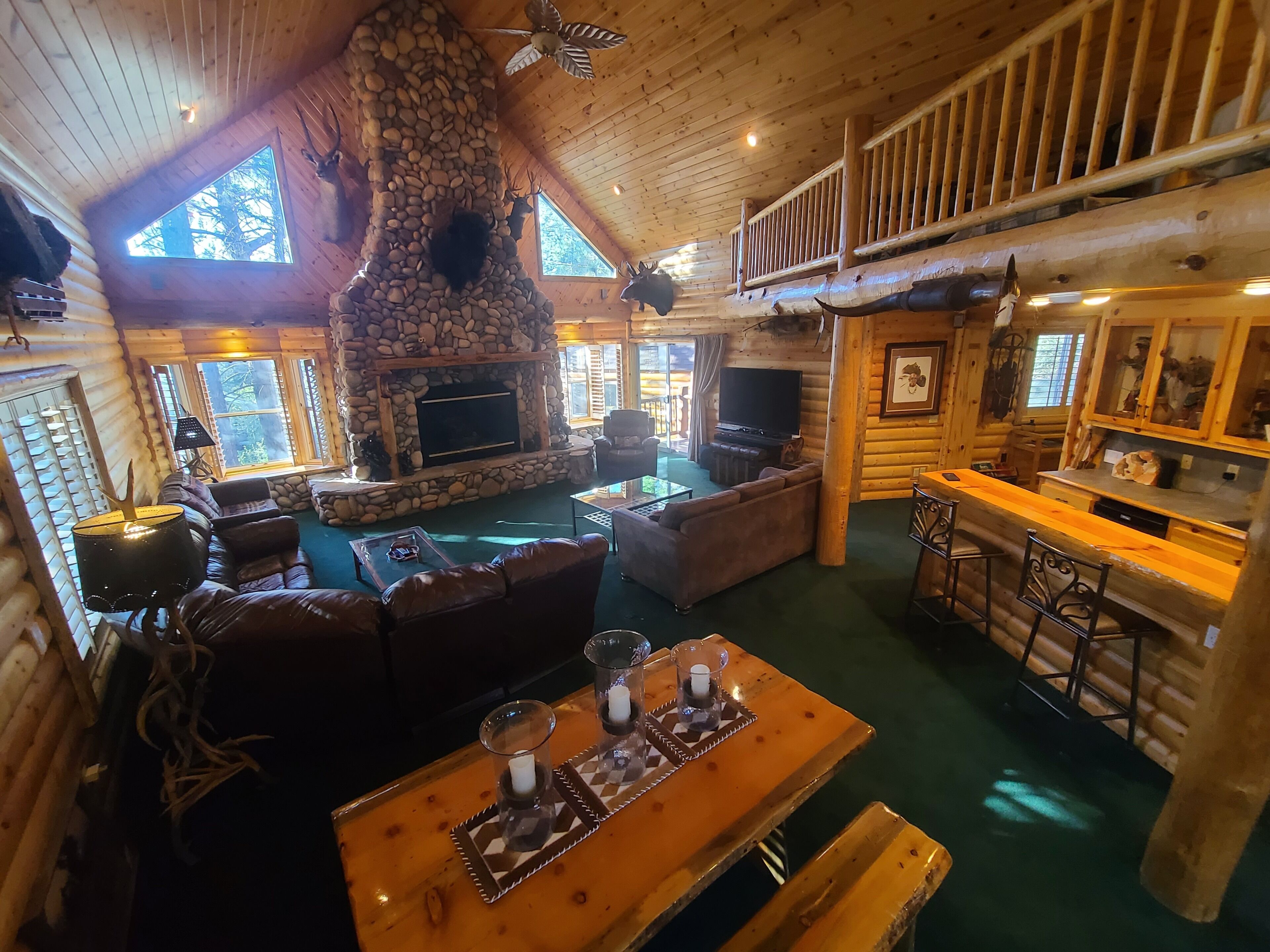 All Seasons Lodge - HotTub Wet BAR Fireplace Deck BBQ Games Wifi