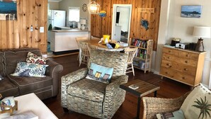 Living area - Sweet Tea, Steps to Beach, WiFi, Pet Friendly (Folly Beach)