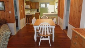 Dining - Sweet Tea, Steps to Beach, WiFi, Pet Friendly (Folly Beach)