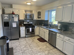 冷蔵庫、電子レンジ、オーブン、コンロ