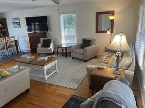 Smart TV, books - “Crescent Moon” - 5BR – established, top rated, dog friendly, 5 min walk to beach! (Folly Beach)