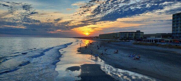 Beach nearby - “Crescent Moon” - 5BR – established, top rated, dog friendly, 5 min walk to beach! (Folly Beach)