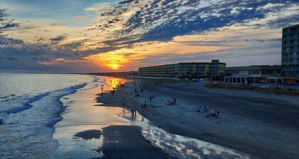 “Crescent Moon” - 5BR – established, top rated, dog friendly, 5 min walk to beach!