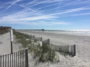 Beach nearby - “Crescent Moon” - 5BR – established, top rated, dog friendly, 5 min walk to beach! (Folly Beach)
