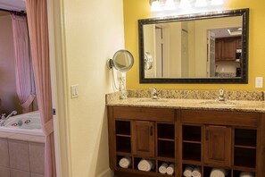Shower, jetted bath, hair dryer, towels - Deluxe One Bedroom.  Close to Universal Studios, and Disney World.  (Orlando)