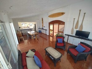 Smart TV, lareira, livros