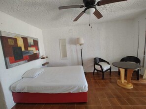 1 habitación, tabla de planchar con plancha, wifi gratis y ropa de cama