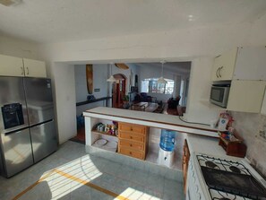 Refrigerador, microondas, parrilla de estufa y cafetera y tetera