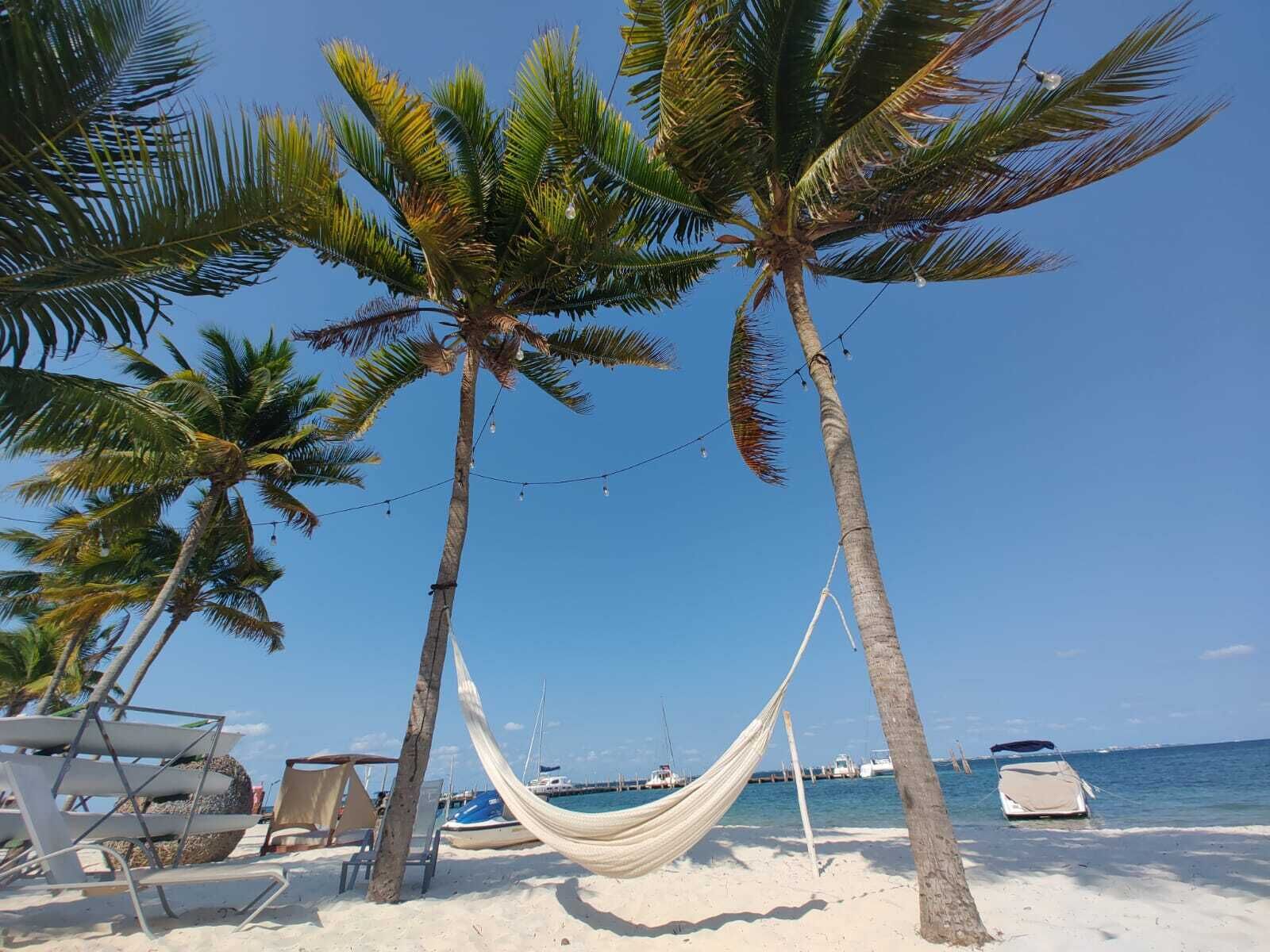 Sulla spiaggia, lettini da mare