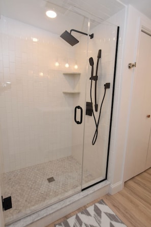 Shower, hair dryer, towels, soap - Cozy Cape Cod Cottage Near Beach and Bike Trail (Brewster)