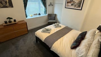 3 bedrooms, iron/ironing board, WiFi, bed sheets
