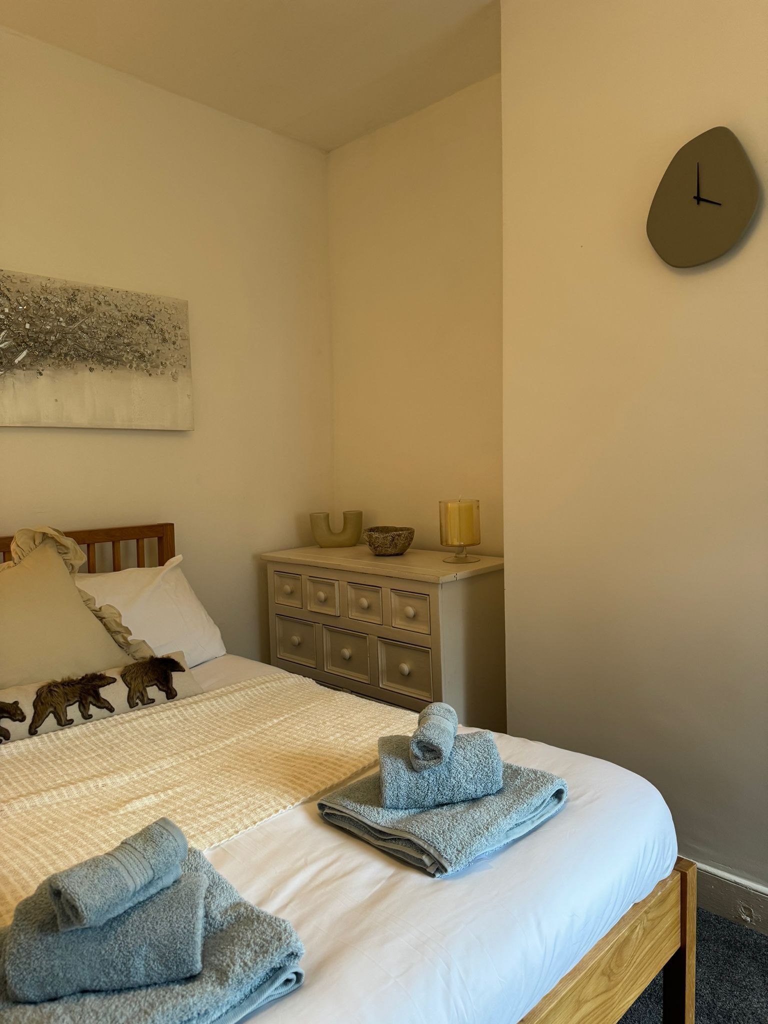 3 bedrooms, iron/ironing board, WiFi, bed sheets