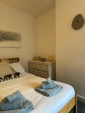 3 quartos, ferros/tábuas de passar roupa, Wi-Fi, roupa de cama