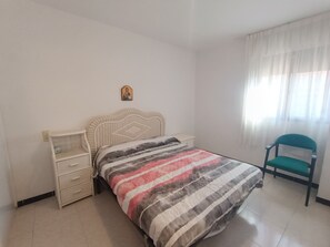 1 quarto, ferros/tábuas de passar roupa