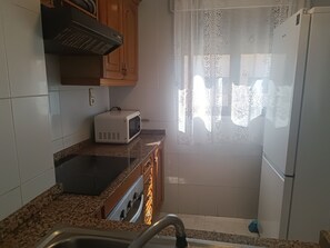 Réfrigérateur, micro-ondes, four, cafetière/bouilloire