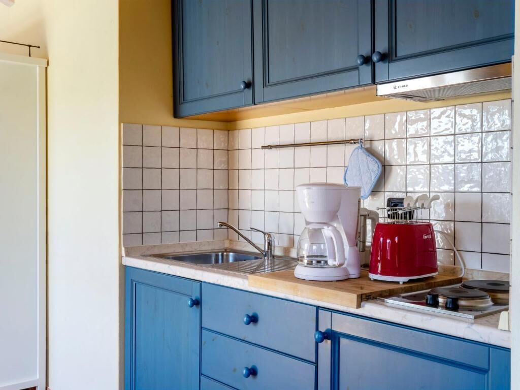 Réfrigérateur, plaque de cuisson, cafetière/bouilloire