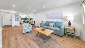คอนโด, เตียงคิงไซส์ 1 เตียง และโซฟาเบด (Pinnacle Port B3-408-Emerald Pearl) | บริเวณนั่งเล่น | ทีวี