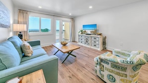 คอนโด, เตียงคิงไซส์ 1 เตียง และโซฟาเบด (Pinnacle Port B3-408-Emerald Pearl) | บริเวณนั่งเล่น | ทีวี