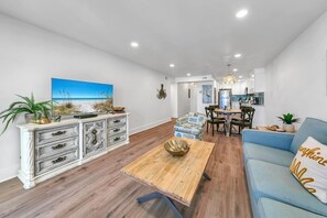Condo, 1 cama King e sofá-cama (Pinnacle Port B3-408-Emerald Pearl) | Área de estar | TV