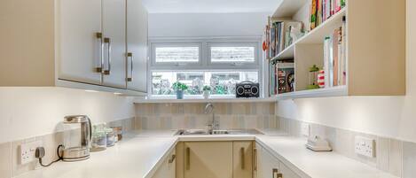 Lave-vaisselle, batterie de cuisine, vaisselle et ustensiles