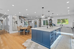 Fridge, microwave, oven, stovetop - Family getaway.Commuter's Dream.Weddings&Events.Content House.Luxury Smart Home (Larchmont)