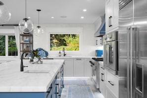 Fridge, microwave, oven, stovetop - Family getaway.Commuter's Dream.Weddings&Events.Content House.Luxury Smart Home (Larchmont)