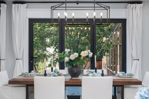 Dining - Family getaway.Commuter's Dream.Weddings&Events.Content House.Luxury Smart Home (Larchmont)