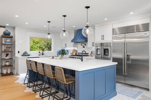 Fridge, microwave, oven, stovetop - Family getaway.Commuter's Dream.Weddings&Events.Content House.Luxury Smart Home (Larchmont)