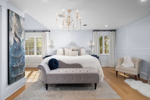 4 bedrooms, desk, travel cot, WiFi