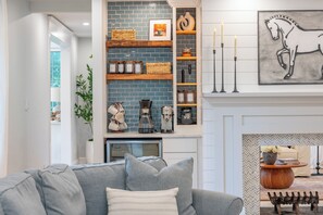 Smart TV, fireplace - Family getaway.Commuter's Dream.Weddings&Events.Content House.Luxury Smart Home (Larchmont)