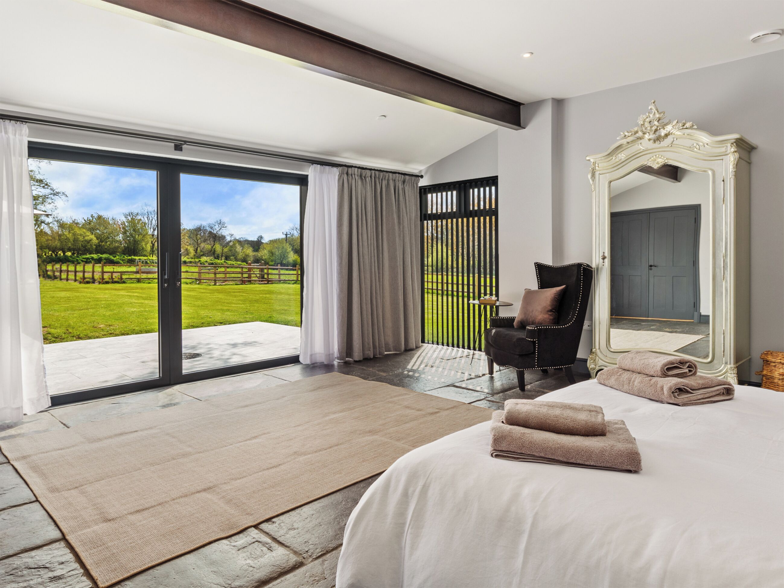 5 bedrooms, WiFi (free), bed sheets