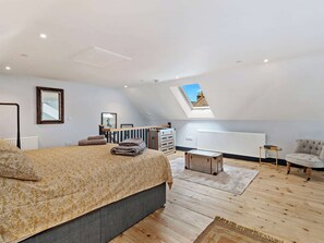 5 bedrooms, free WiFi, bed sheets