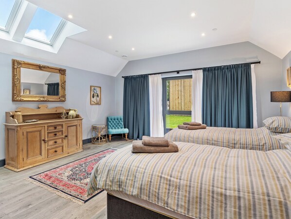 5 bedrooms, free WiFi, bed sheets