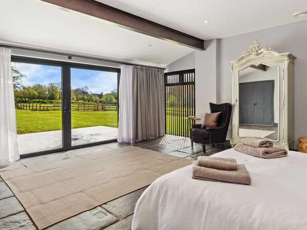 5 bedrooms, free WiFi, bed sheets