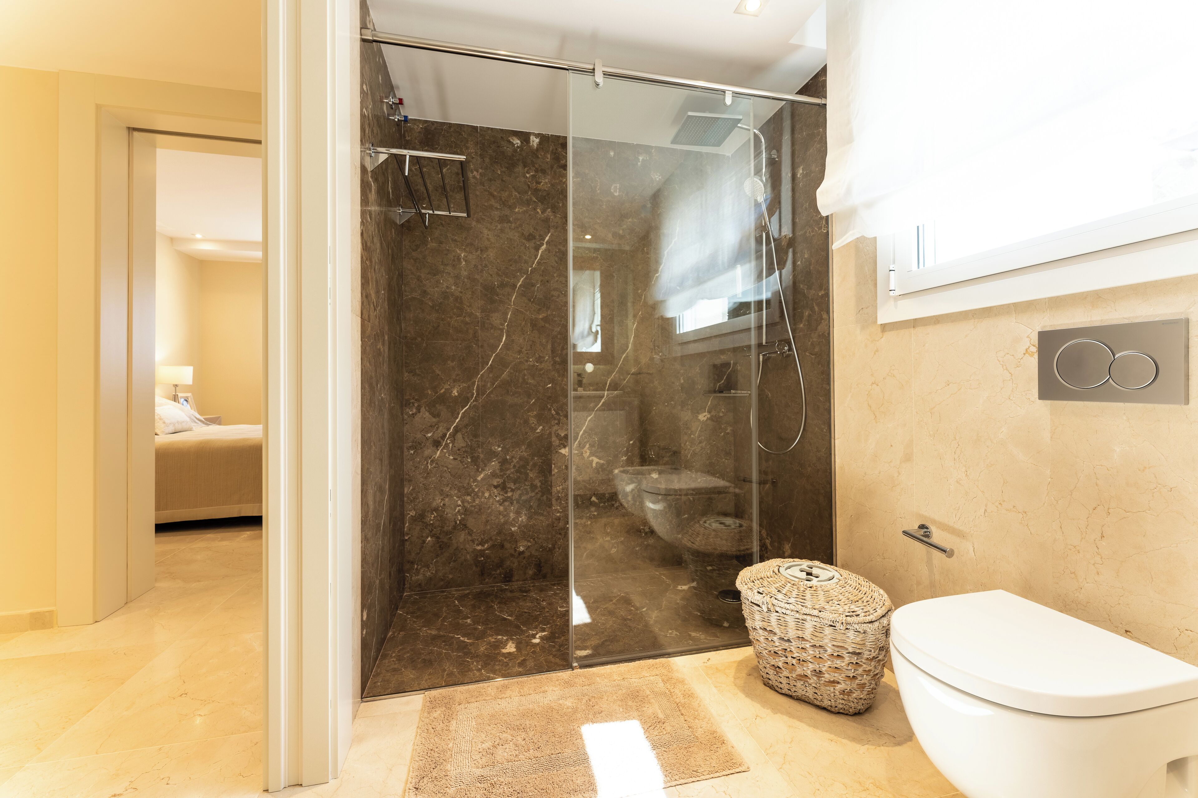Een douche, een haardroger, een bidet, handdoeken