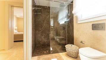 Een douche, een haardroger, een bidet, handdoeken