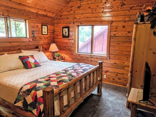 Log Cabin, sleeps 13, near Cedar City Utah