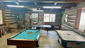 Ein Freizeitraum mit Billardtisch, Kicker und Shuffleboard.