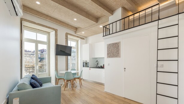Un appartement moderne comprenant un salon, un coin repas et une cuisine.