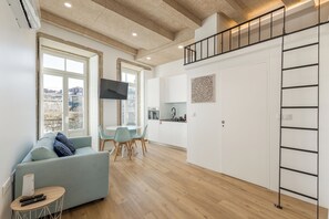 A modern apartment with a living room, dining area, and kitchen. - Very Comfortable Apartment in the Historic City Center, Modern, new and Cozy (Porto)