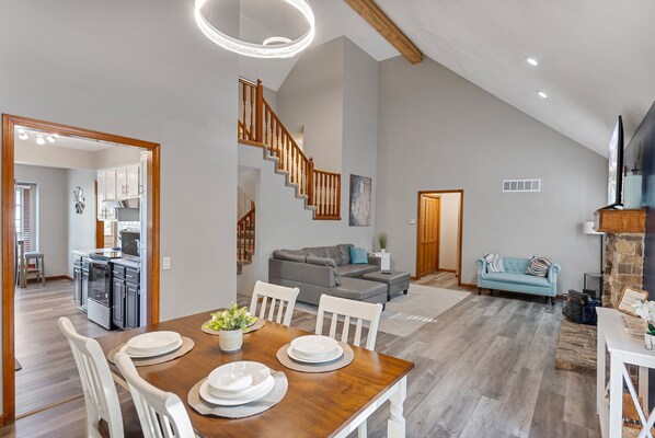 Smart TV, fireplace - Beautiful. Cozy. With tons of character! (Topeka)