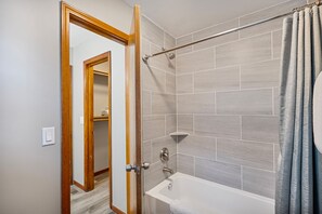 Hair dryer, towels, soap, shampoo - Beautiful. Cozy. With tons of character! (Topeka)