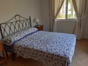 3 bedrooms, iron/ironing board, WiFi, bed sheets