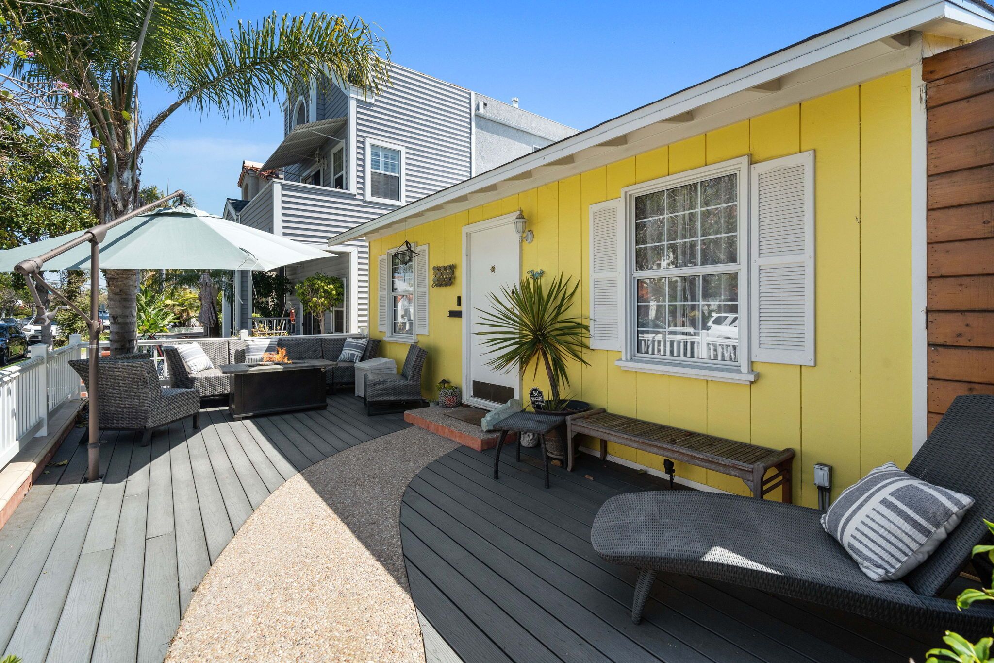 Sunset Serenity: Cozy Beach Home