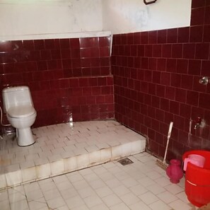 Deluxe Double Room | Bathroom | Shower, designer toiletries, towels, soap - Foreigner Tourist Inn (Chitral)