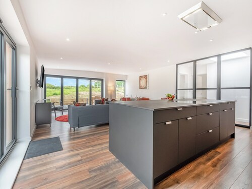 3 bedroom accommodation in Mannington