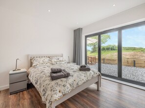 3 室のベッドルーム、WiFi (無料)、ベッドシーツ