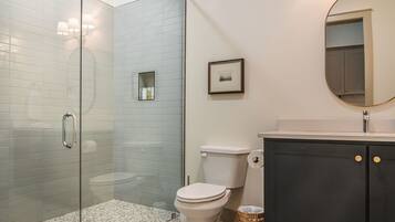 Regadera, toallas, papel de baño
