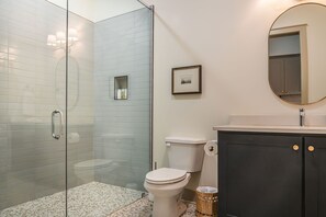 Shower, towels, toilet paper - Luxury Downtown Loft (Athens)