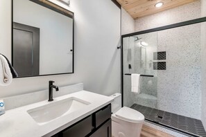 Huis (5 Bedrooms) | Badkamer | Een bad, gratis toiletartikelen, zeep, shampoo